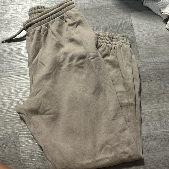 H&M SWEATPANTS. - Picture 1 of 4
